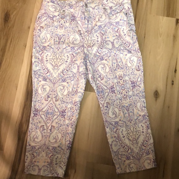 CHICO SLIM CROP 12P, zipper and button closure, belt loop, 5 pocket design - Picture 3 of 4